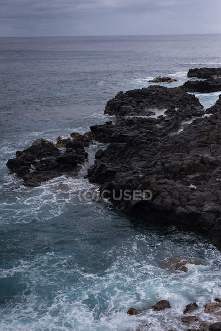 Mer avec rochers par une journée ensoleillée — Photo de stock
