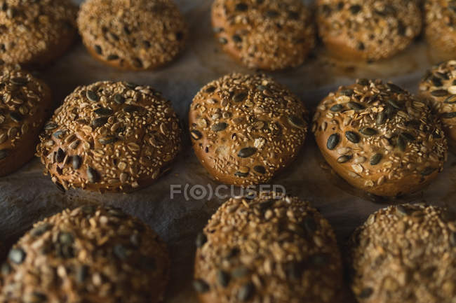Primo piano degli alimenti dolci al forno in panetteria — Foto stock