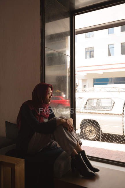 Geschäftsfrau im Hidschab entspannt sich in Büro-Cafeteria — Stockfoto