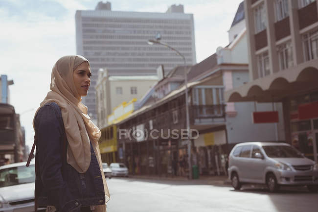 Hermosa mujer hijab de pie en la calle - foto de stock