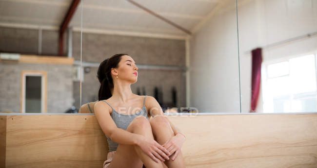 Jeune danseuse dormant dans un studio de danse — Photo de stock