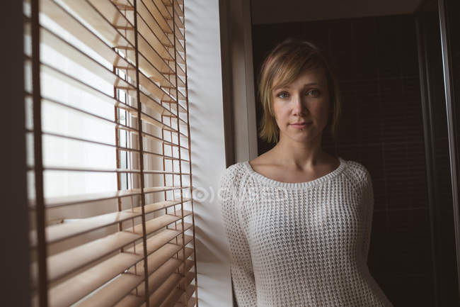 Ritratto di bella donna in piedi a casa — Foto stock