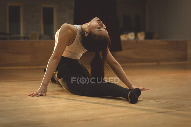 Молода жінка танцює в танцювальній студії — стокове фото