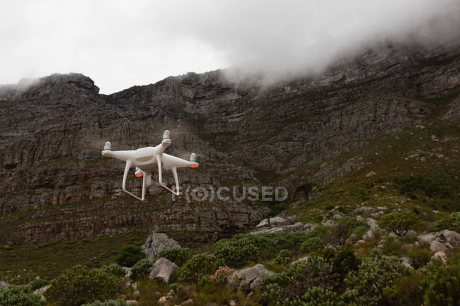 Беспилотник летит в воздухе в сельской местности — стоковое фото