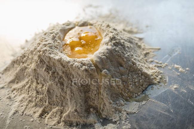 Крупный план муки с яичными желтками в пекарне — стоковое фото