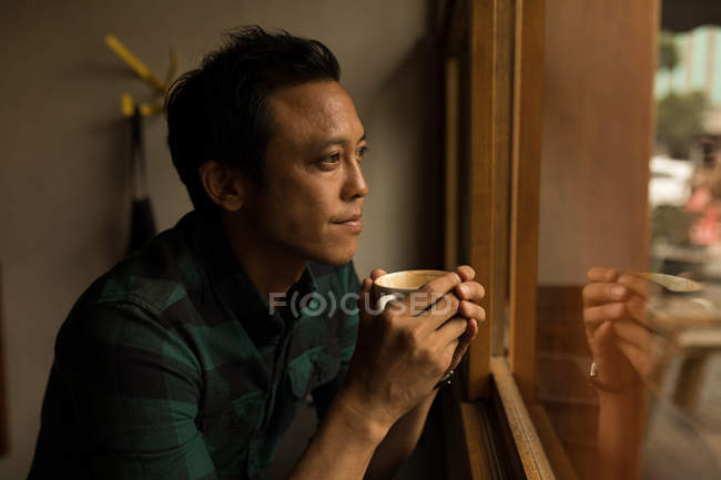 Pensativo hombre de negocios tomando café en la cafetería - foto de stock