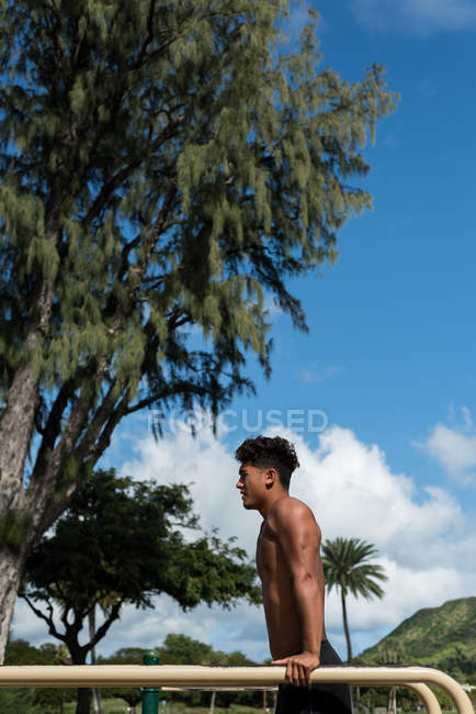 Uomo che si allena sul parallelepipedo nel parco in una giornata di sole — Foto stock