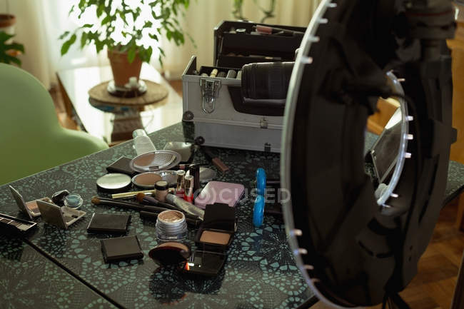 Acessórios cosméticos em uma mesa em casa — Fotografia de Stock