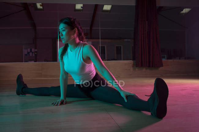 Молодая танцовщица занимается в танцевальной студии — стоковое фото
