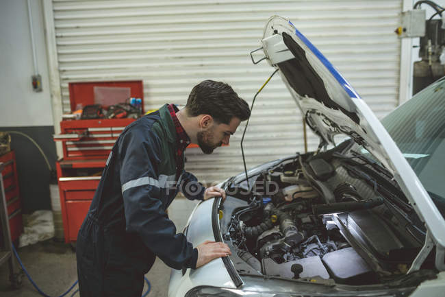 Чоловічий механічний сервісний автомобіль у ремонті гаража — стокове фото