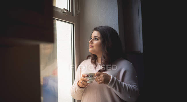 Mulher bonita tendo café em casa — Fotografia de Stock