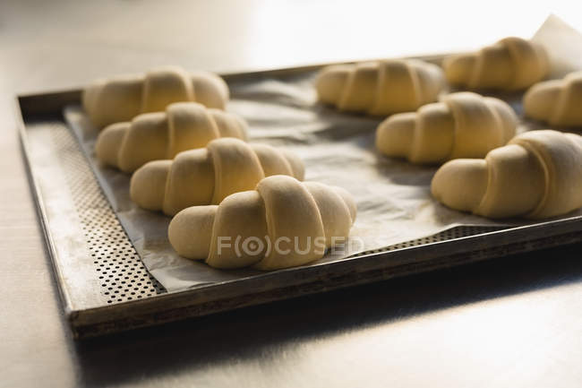 Rouleaux de croissant dans un plateau métallique à la boulangerie — Photo de stock