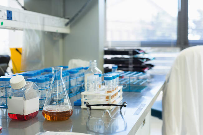 Fiole conique verrerie avec solution sur table en laboratoire scientifique — Photo de stock