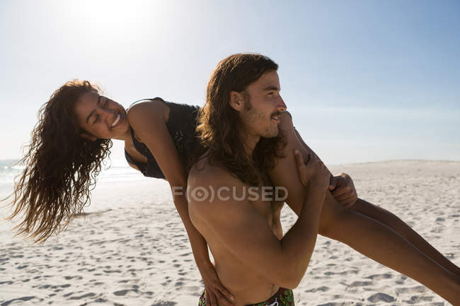 Couple having fun in the beach on a sunny day — Stock Photo