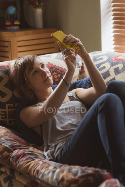 Женщина делала селфи на диване в гостиной дома — стоковое фото