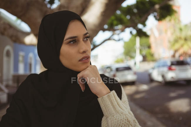 Крупним планом вдумлива хіджаб жінка в тротуарному кафе — стокове фото