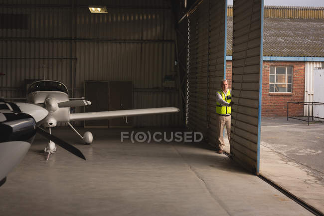 Avião estacionado no hangar aeroespacial para manutenção — Fotografia de Stock