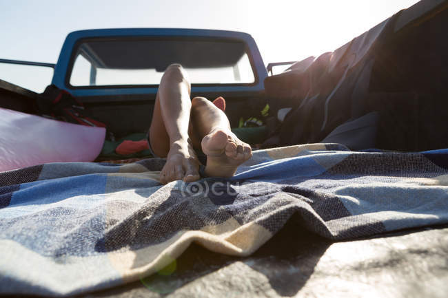 Frau entspannt sich in Pickup-Truck am Strand — Stockfoto
