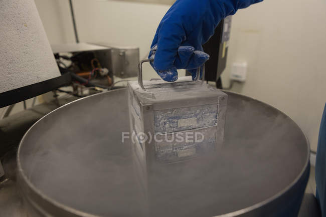 Вчений видаляє медичні зразки з машини в лабораторії — стокове фото