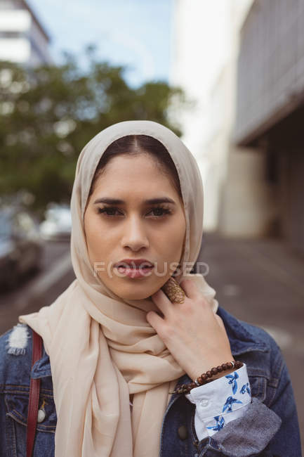 Beautiful urban hijab woman looking at camera — Stock Photo