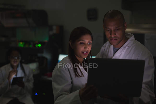 Wissenschaftler diskutieren über Laptop im Wissenschaftslabor — Stockfoto