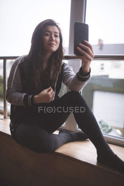 Giovane ballerina che si fa selfie con il cellulare in studio di danza — Foto stock