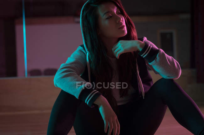 Jeune danseuse relaxante en studio de danse — Photo de stock