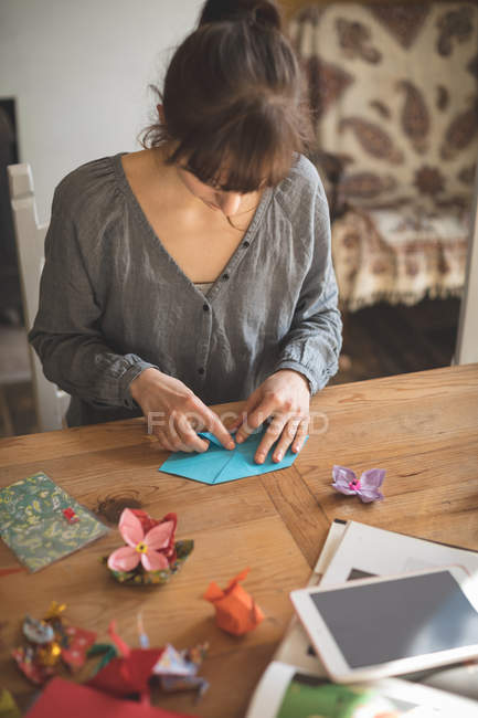 Mulher bonita preparando um ofício de papel em casa — Fotografia de Stock