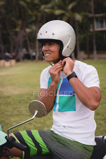 Homem feliz usando capacete no parque — Fotografia de Stock