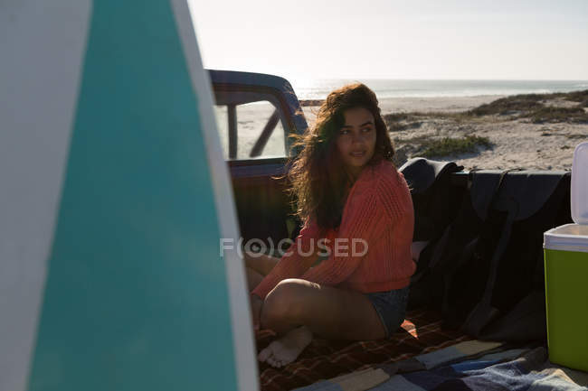 Frau entspannt sich im Pickup am Strand — Stockfoto