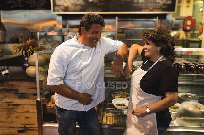 Чоловіки і жінки пекарі взаємодіють один з одним в кафе — стокове фото