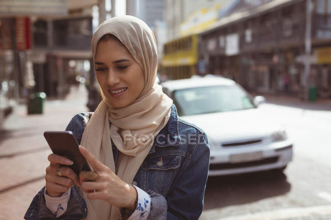 Bella donna hijab urbano utilizzando il telefono cellulare — Foto stock