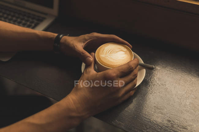 Nahaufnahme eines Geschäftsmannes mit Kaffeetasse im Café — Stockfoto