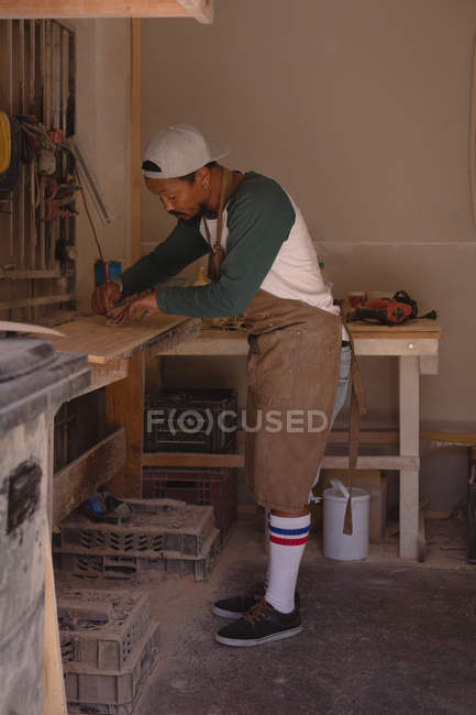 Man making skateboard in workshop — Stock Photo