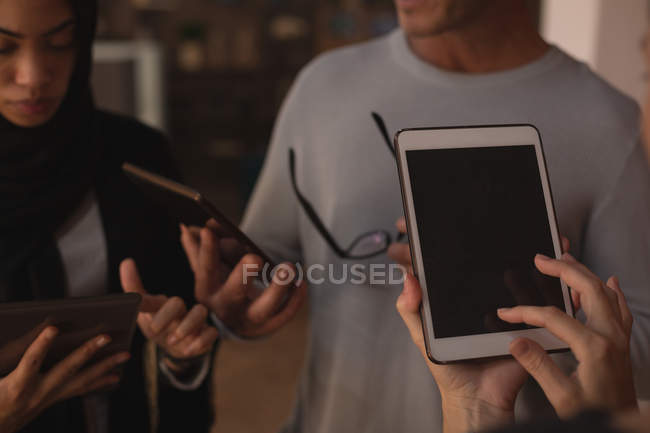 Geschäftskollegen nutzen digitales Tablet im Büro — Stockfoto