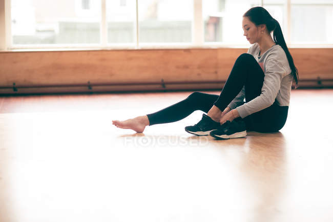 Молодая танцовщица в обуви в танцевальной студии — стоковое фото