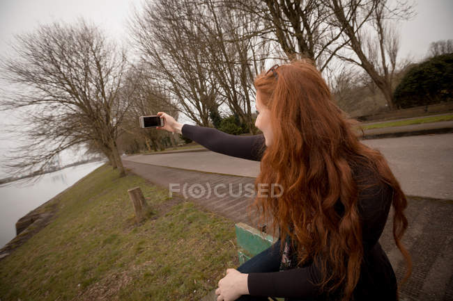 Schöne Frau macht Selfie mit Handy auf dem Land — Stockfoto