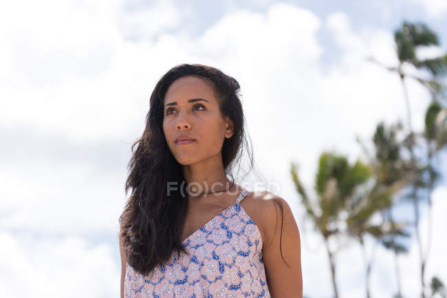 Jovem mulher de pé na praia em um dia ensolarado — Fotografia de Stock