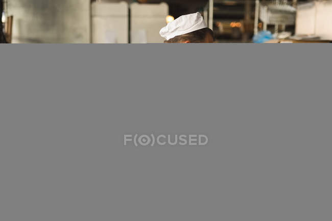 Masculino padeiro trabalhando na padaria — Fotografia de Stock