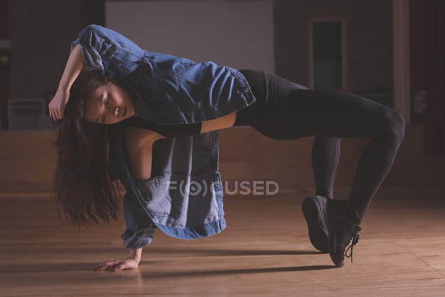 Young female dancer dancing in dance studio — Stock Photo