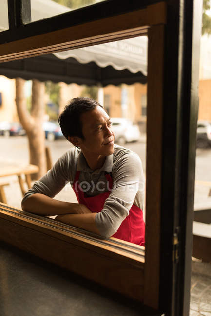 Aufmerksames Personal blickt rückwärts an ein Fenster im Café — Stockfoto
