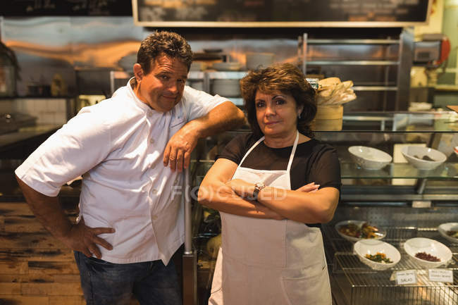 Портрет пекарей-мужчин и женщин, стоящих вместе в кафе — стоковое фото