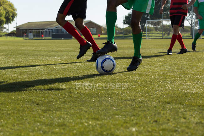 Jogador jogando futebol jogo no campo de esportes — Fotografia de Stock