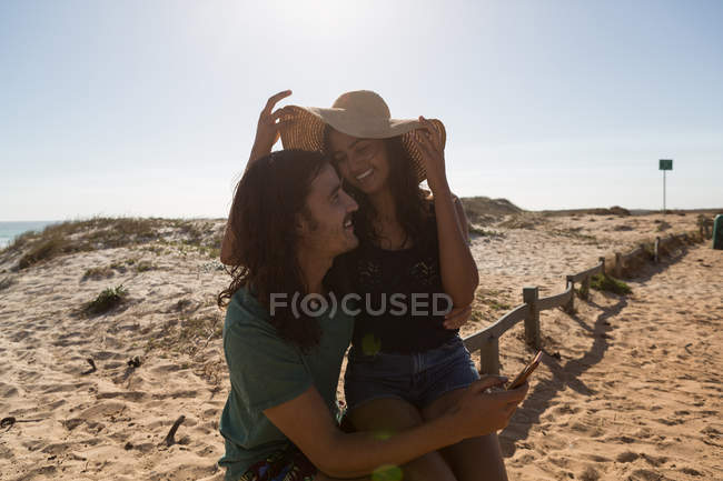 Coppia si diverte in spiaggia in una giornata di sole — Foto stock