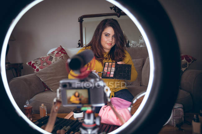 Mujer vídeo blogger grabación de vídeo vlog en casa - foto de stock