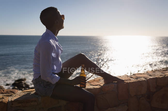 Frau entspannt sich an einem sonnigen Tag am Strand — Stockfoto
