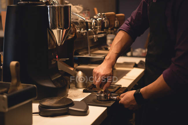 Mittelteil des Kellners bereitet Kaffee im Coffeeshop zu — Stockfoto
