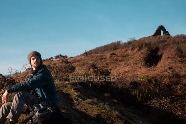 Männliche Wanderer entspannen sich an einem sonnigen Tag auf dem Land — Stockfoto