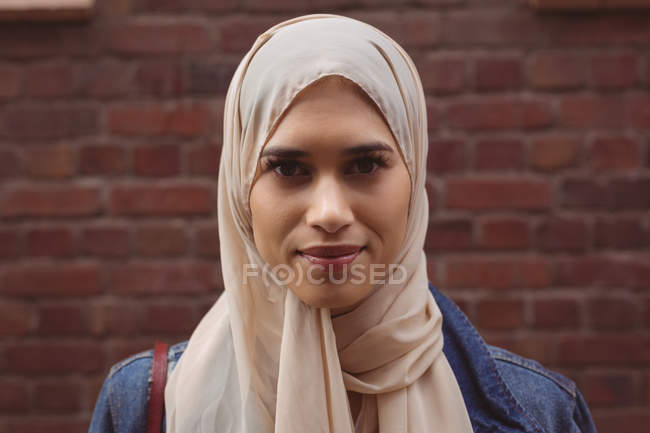 Hermosa mujer hijab sonriente mirando a la cámara - foto de stock