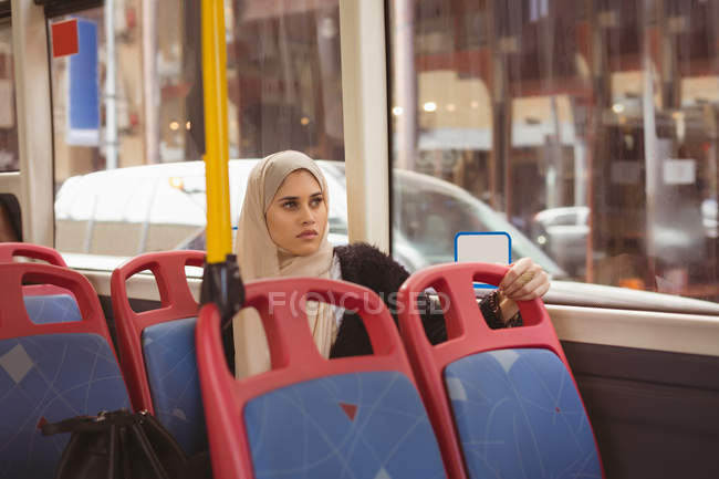 Hermosa mujer hijab viajando en el autobús - foto de stock